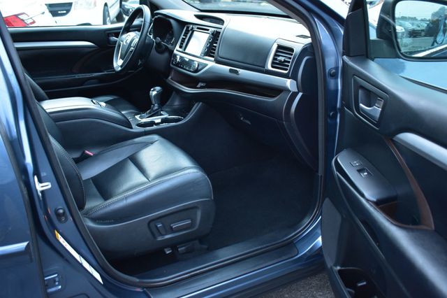 2017 Toyota Highlander XLE V6 AWD - 22937665 - 18