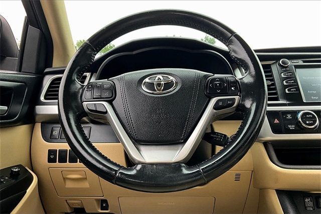 2017 Toyota Highlander XLE V6 AWD - 22866555 - 19