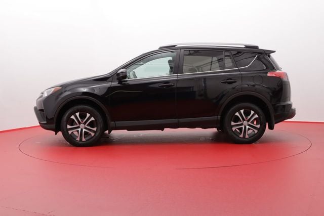2017 Toyota RAV4 LE AWD - 21000630 - 1