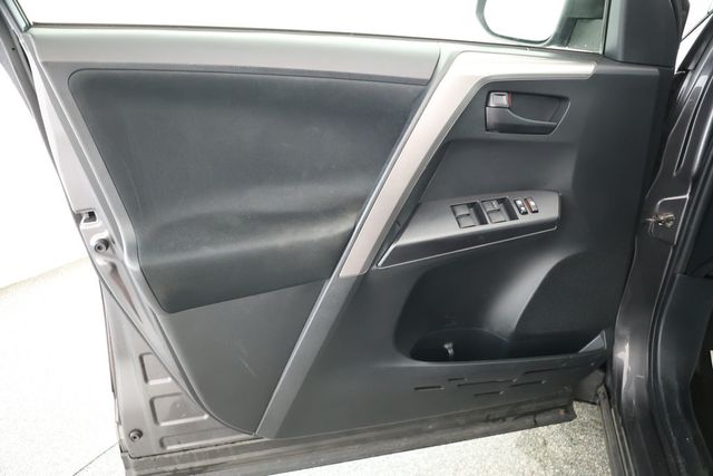 2017 Toyota RAV4 LE AWD - 22917154 - 7