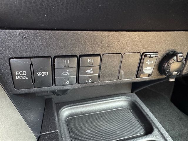 2017 Toyota RAV4 Limited AWD - 22932941 - 16