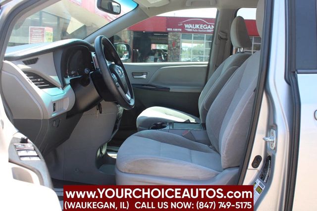 2017 Toyota Sienna LE Automatic Access Seat FWD 7-Passenger - 22901085 - 12