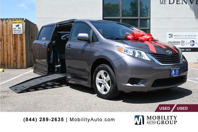 2017 Toyota Sienna LE Mobility FWD 7-Passenger Mobility - 22858335 - 0