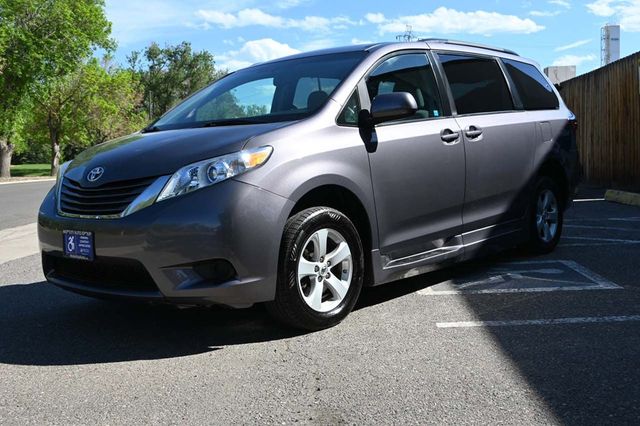 2017 Toyota Sienna LE Mobility FWD 7-Passenger Mobility - 22858335 - 9