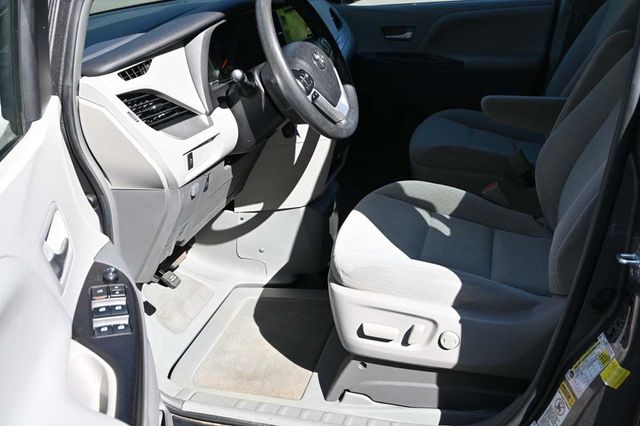 2017 Toyota Sienna LE Mobility FWD 7-Passenger Mobility - 22858335 - 12