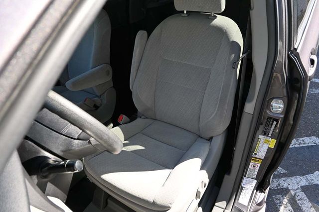 2017 Toyota Sienna LE Mobility FWD 7-Passenger Mobility - 22858335 - 13