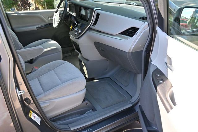 2017 Toyota Sienna LE Mobility FWD 7-Passenger Mobility - 22858335 - 14