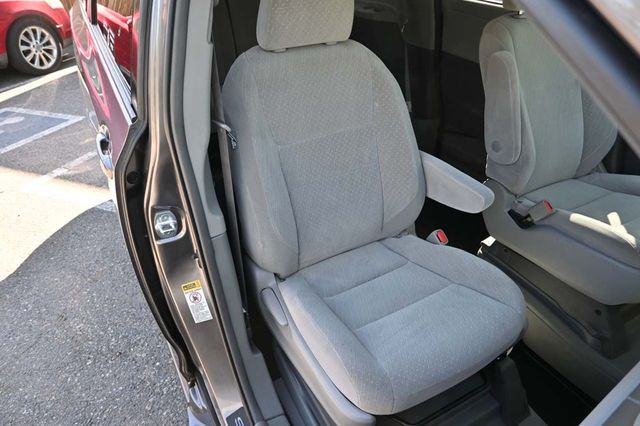 2017 Toyota Sienna LE Mobility FWD 7-Passenger Mobility - 22858335 - 15