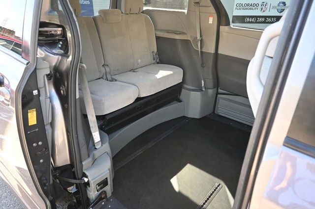 2017 Toyota Sienna LE Mobility FWD 7-Passenger Mobility - 22858335 - 17