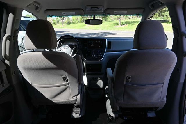 2017 Toyota Sienna LE Mobility FWD 7-Passenger Mobility - 22858335 - 18