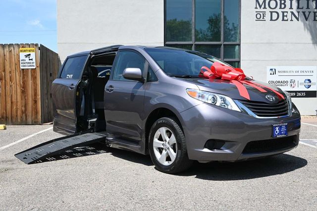 2017 Toyota Sienna LE Mobility FWD 7-Passenger Mobility - 22858335 - 1