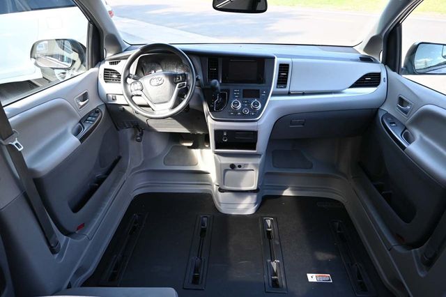 2017 Toyota Sienna LE Mobility FWD 7-Passenger Mobility - 22858335 - 19