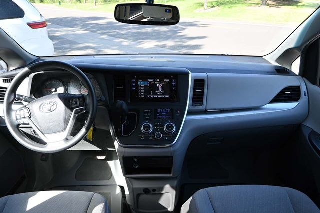 2017 Toyota Sienna LE Mobility FWD 7-Passenger Mobility - 22858335 - 20
