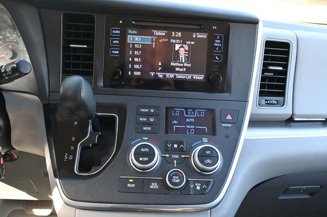 2017 Toyota Sienna LE Mobility FWD 7-Passenger Mobility - 22858335 - 21