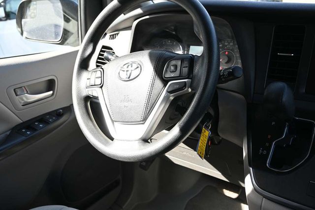 2017 Toyota Sienna LE Mobility FWD 7-Passenger Mobility - 22858335 - 22