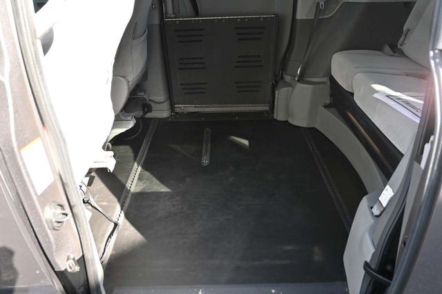 2017 Toyota Sienna LE Mobility FWD 7-Passenger Mobility - 22858335 - 25