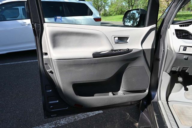 2017 Toyota Sienna LE Mobility FWD 7-Passenger Mobility - 22858335 - 27