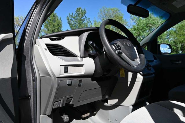 2017 Toyota Sienna LE Mobility FWD 7-Passenger Mobility - 22858335 - 28