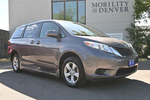 2017 Toyota Sienna LE Mobility FWD 7-Passenger Mobility - 22858335 - 2