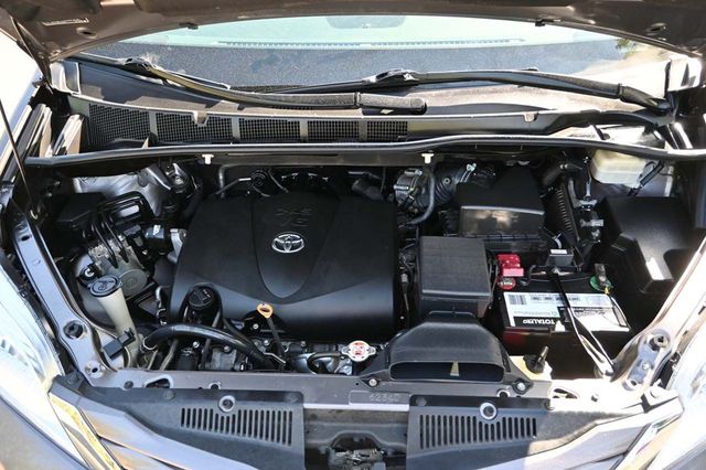 2017 Toyota Sienna LE Mobility FWD 7-Passenger Mobility - 22858335 - 32