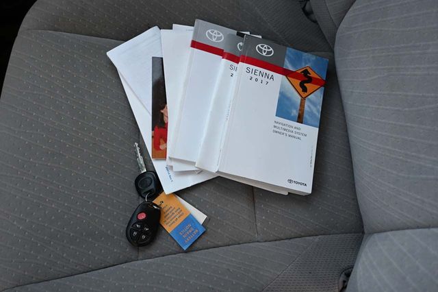 2017 Toyota Sienna LE Mobility FWD 7-Passenger Mobility - 22858335 - 35