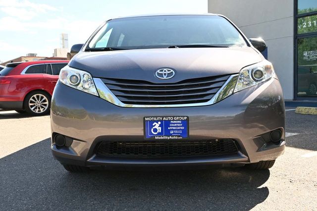2017 Toyota Sienna LE Mobility FWD 7-Passenger Mobility - 22858335 - 3