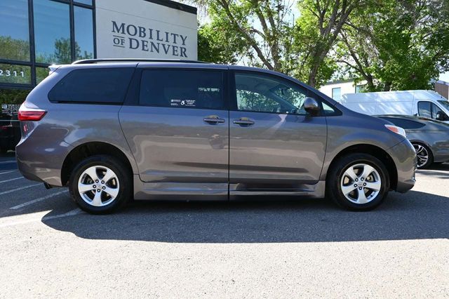 2017 Toyota Sienna LE Mobility FWD 7-Passenger Mobility - 22858335 - 4