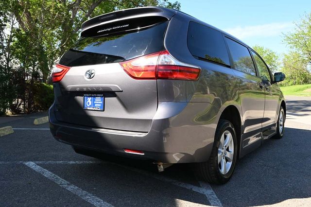 2017 Toyota Sienna LE Mobility FWD 7-Passenger Mobility - 22858335 - 5