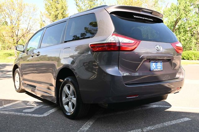 2017 Toyota Sienna LE Mobility FWD 7-Passenger Mobility - 22858335 - 7