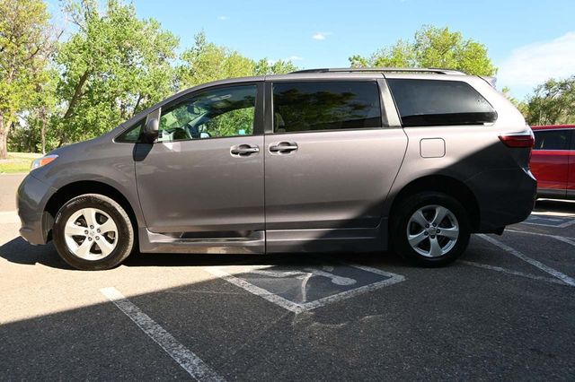 2017 Toyota Sienna LE Mobility FWD 7-Passenger Mobility - 22858335 - 8