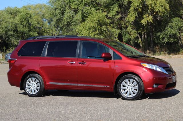 2017 Toyota Sienna ONE OWNER AWD XLE W/ NAVIGATION - 22927142 - 0