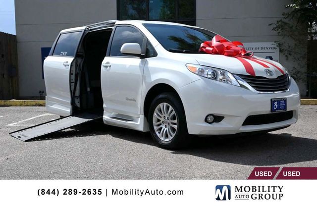 2017 Toyota Sienna XLE Premium FWD 8-Passenger - 22909622 - 0