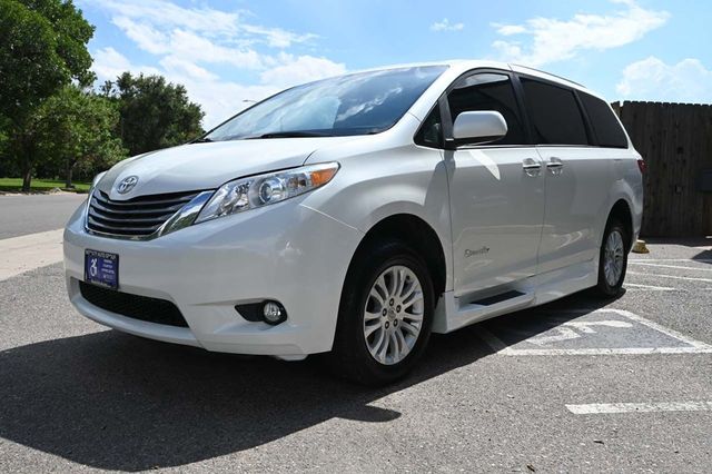 2017 Toyota Sienna XLE Premium FWD 8-Passenger - 22909622 - 9