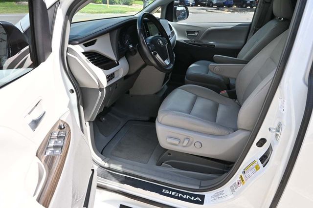2017 Toyota Sienna XLE Premium FWD 8-Passenger - 22909622 - 12