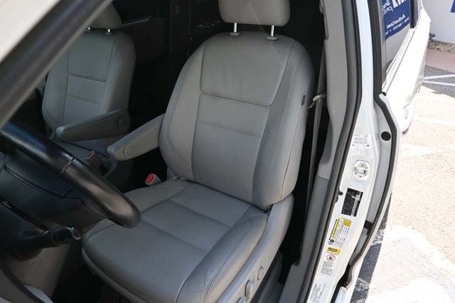 2017 Toyota Sienna XLE Premium FWD 8-Passenger - 22909622 - 13