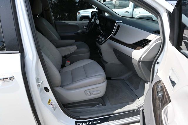 2017 Toyota Sienna XLE Premium FWD 8-Passenger - 22909622 - 14