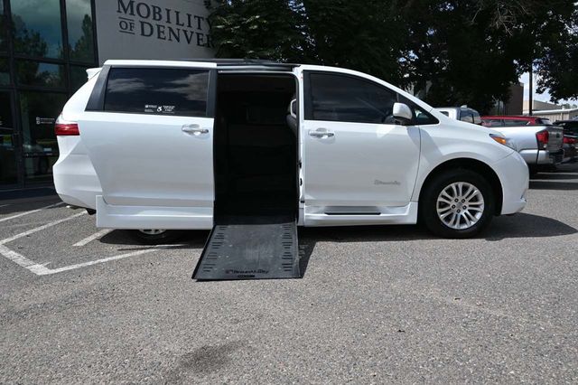 2017 Toyota Sienna XLE Premium FWD 8-Passenger - 22909622 - 16