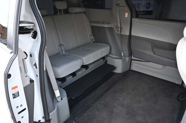 2017 Toyota Sienna XLE Premium FWD 8-Passenger - 22909622 - 17