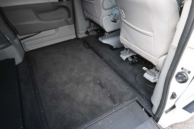 2017 Toyota Sienna XLE Premium FWD 8-Passenger - 22909622 - 18