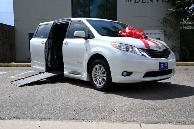 2017 Toyota Sienna XLE Premium FWD 8-Passenger - 22909622 - 1