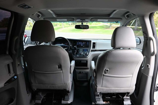 2017 Toyota Sienna XLE Premium FWD 8-Passenger - 22909622 - 19