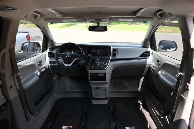 2017 Toyota Sienna XLE Premium FWD 8-Passenger - 22909622 - 20