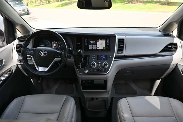 2017 Toyota Sienna XLE Premium FWD 8-Passenger - 22909622 - 21