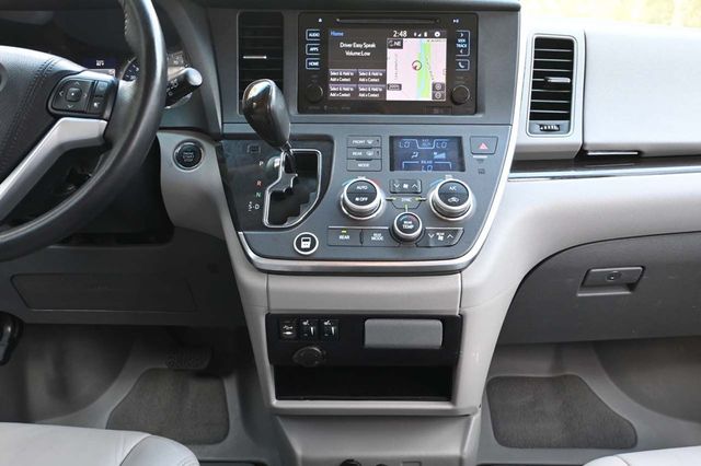 2017 Toyota Sienna XLE Premium FWD 8-Passenger - 22909622 - 22