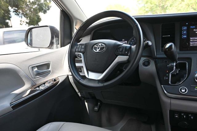 2017 Toyota Sienna XLE Premium FWD 8-Passenger - 22909622 - 23