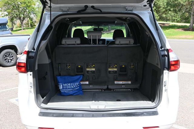 2017 Toyota Sienna XLE Premium FWD 8-Passenger - 22909622 - 24