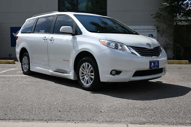 2017 Toyota Sienna XLE Premium FWD 8-Passenger - 22909622 - 2