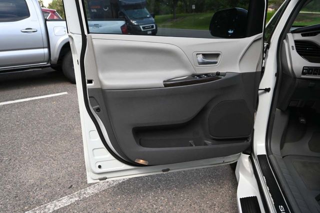 2017 Toyota Sienna XLE Premium FWD 8-Passenger - 22909622 - 29