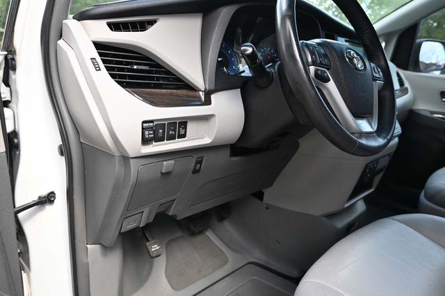 2017 Toyota Sienna XLE Premium FWD 8-Passenger - 22909622 - 30