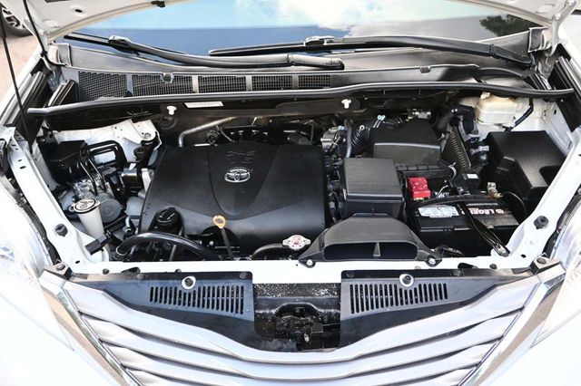 2017 Toyota Sienna XLE Premium FWD 8-Passenger - 22909622 - 35